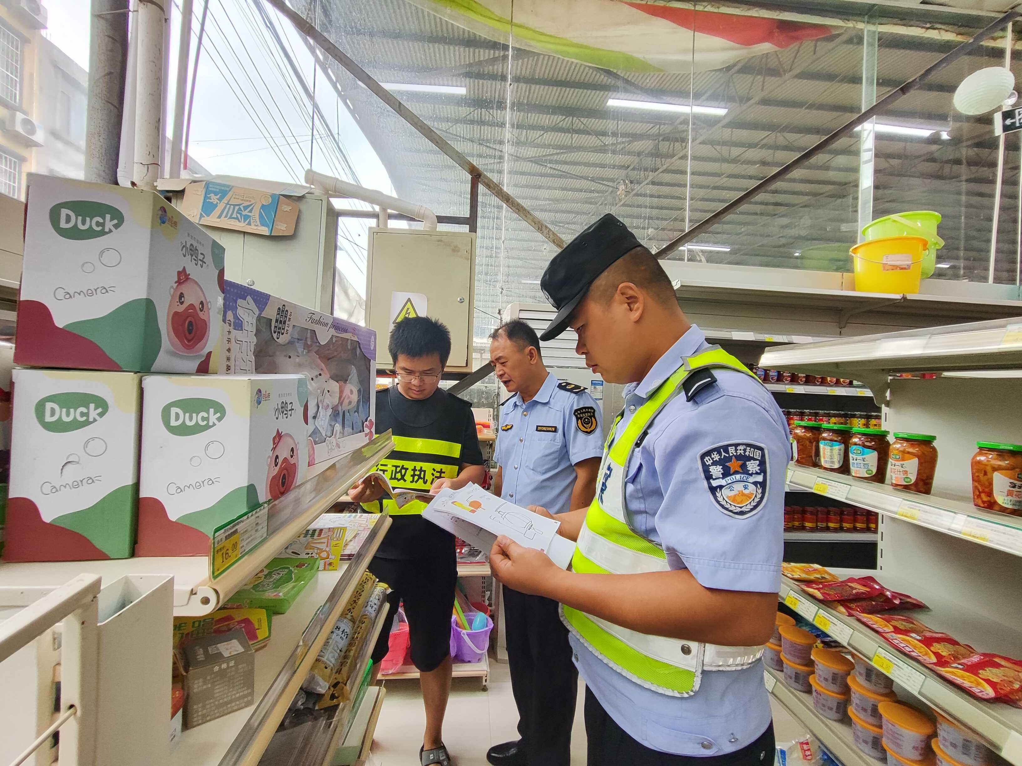 百丈乡联合检查净化校园周边文化环境，筑牢未成年人健康成长的“防护墙”